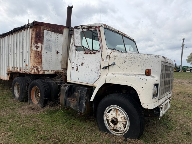 #41247-•-inop-1978-international-f-2275-daycab-truck-image-2