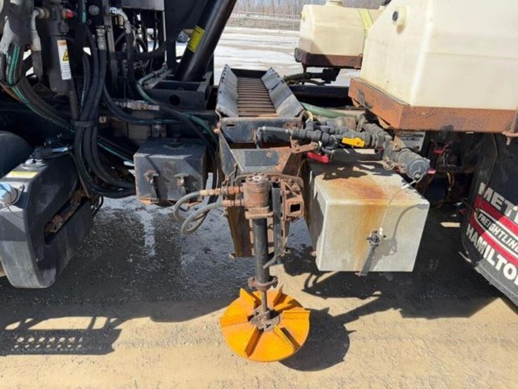 2013-freightliner-108sd-image-29