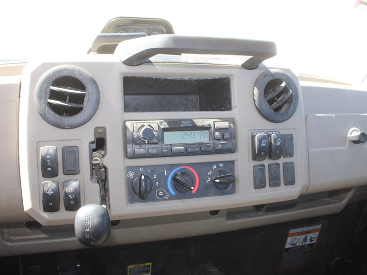 2023-john-deere-gator-image-26