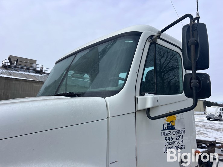 2004-freightliner-columbia-120-image-15