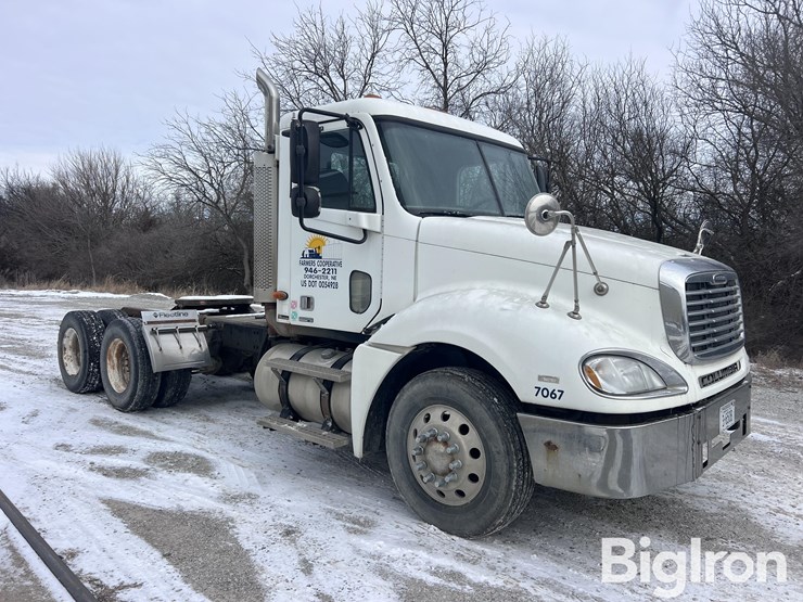 2004-freightliner-columbia-120-image-3