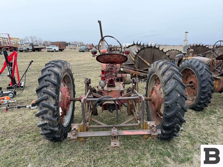 international-harvester-h-tractor-image-3