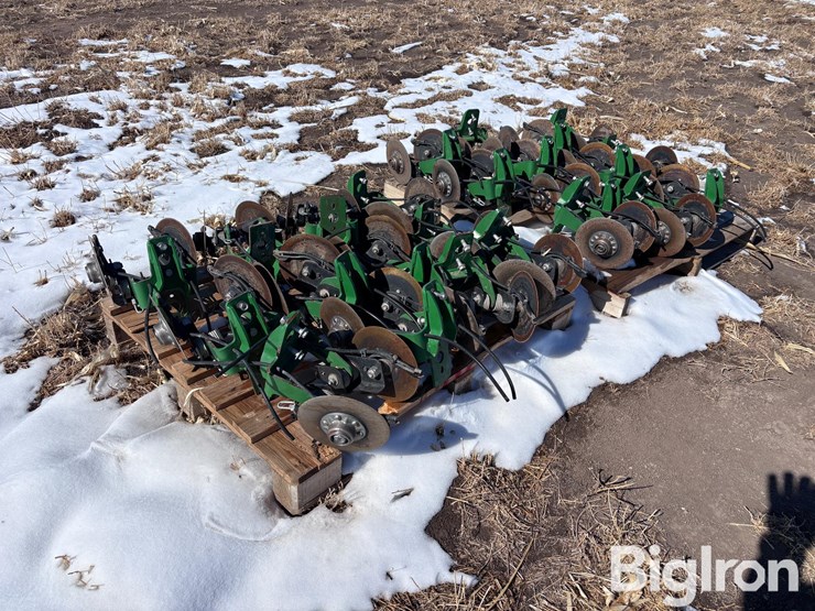 john-deere-rear-mount-disc-fertilizer-for-planter-image-3