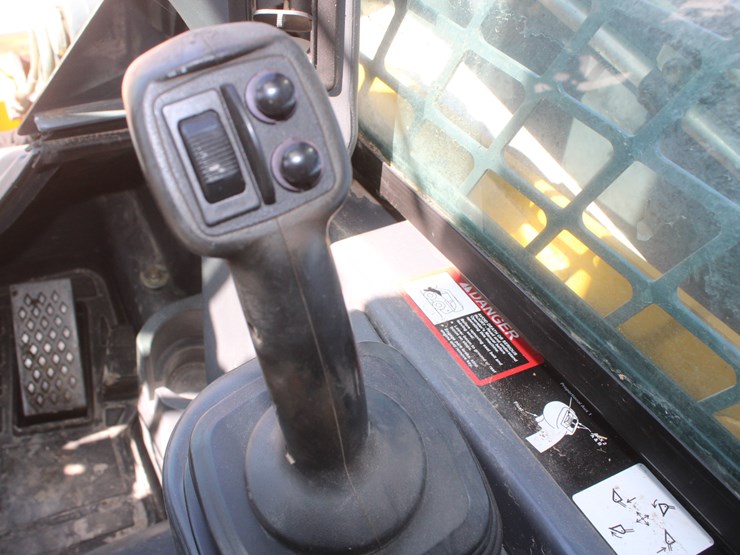 2011-deere-326d-image-23