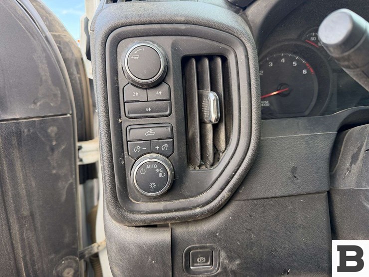 2023-chevrolet-silverado-3500-image-38