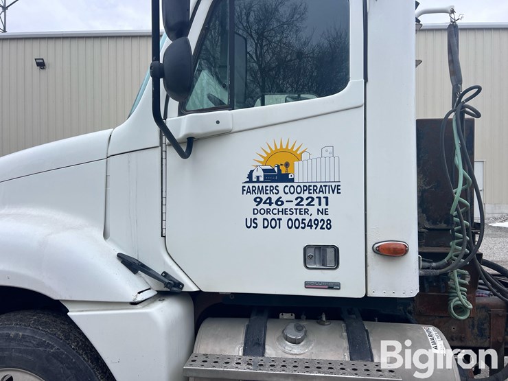 2004-freightliner-columbia-120-image-10