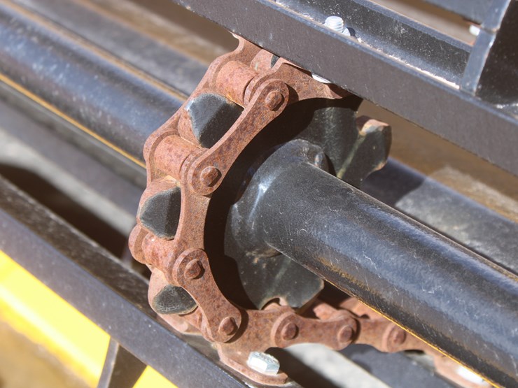 #1017-•-yellow-x24-bale-shredder-image-28