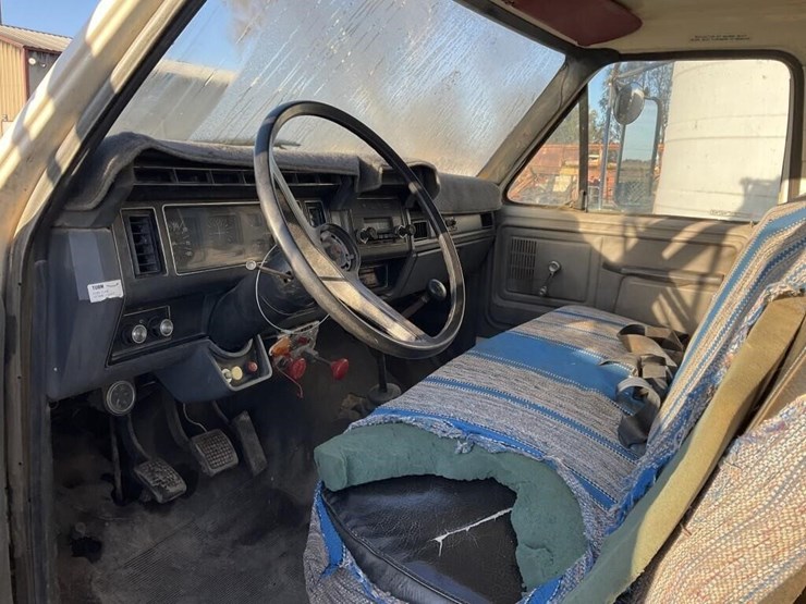 1985-ford-700-image-10