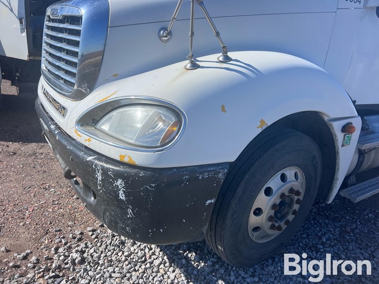 2006-freightliner-columbia-120-image-15