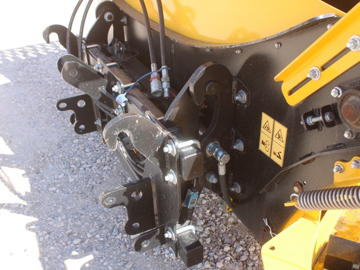 #1017-•-yellow-x24-bale-shredder-image-14