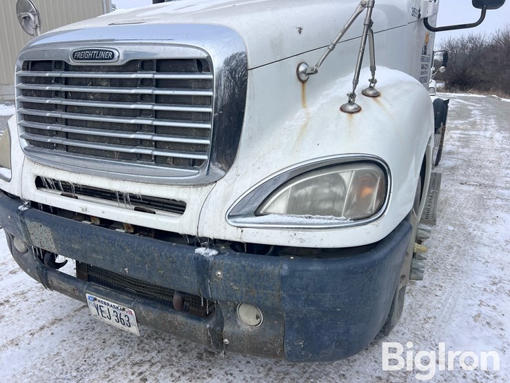 2007-freightliner-columbia-120-image-15