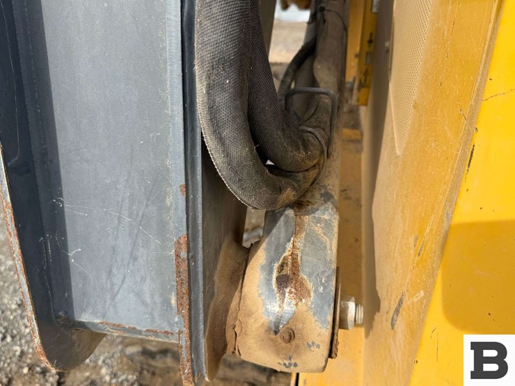 2010-john-deere-329d-image-18