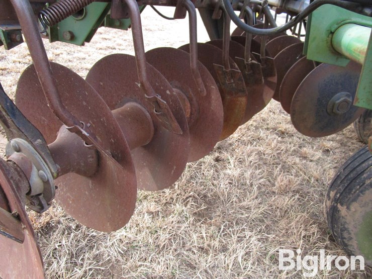 john-deere-335-image-18