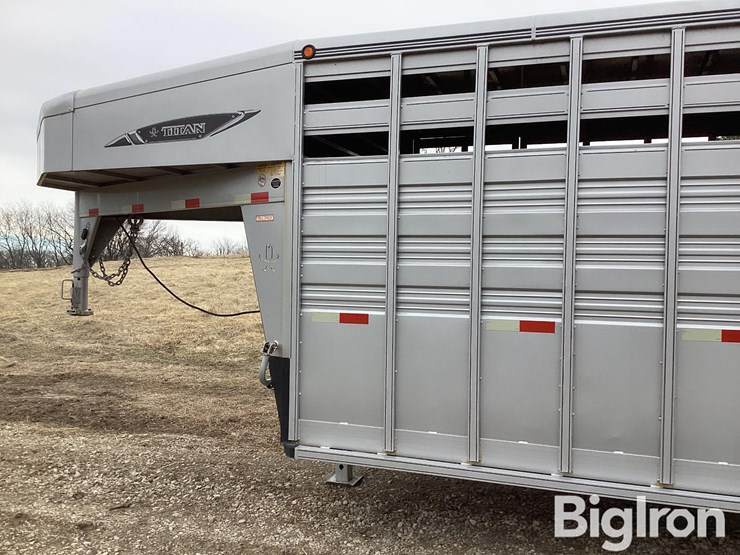 2016-titan-trailer-image-16