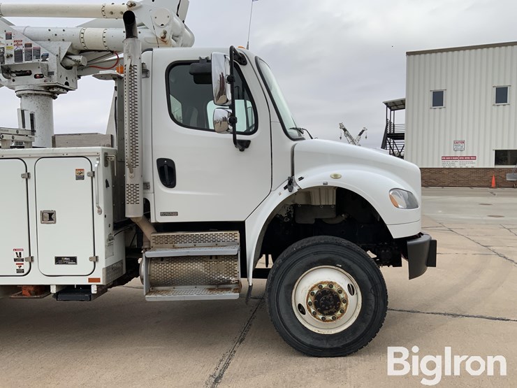 2010-freightliner-m2-106-image-16