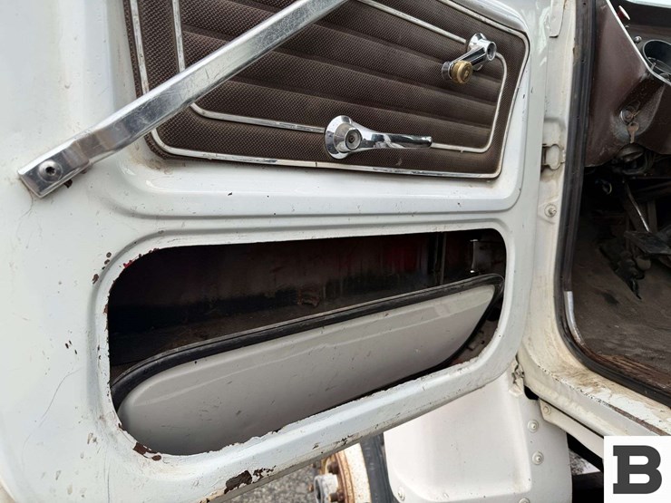 1980-ford-9000-image-37