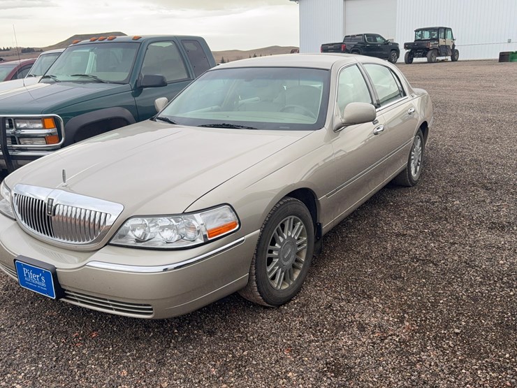 2008-lincoln-town-car-image-1