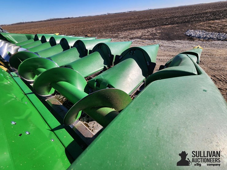 2022-john-deere-c8r-image-15