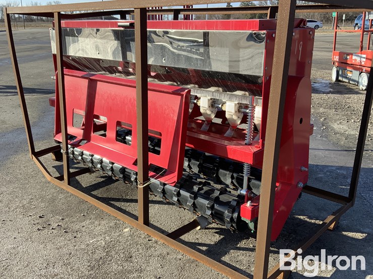 2025-massey-ferguson-730-image-5