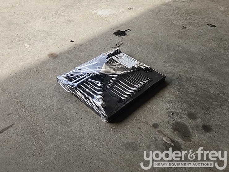 unused-32pc-combination-wrench-set-c/w-case,-grip-image-2