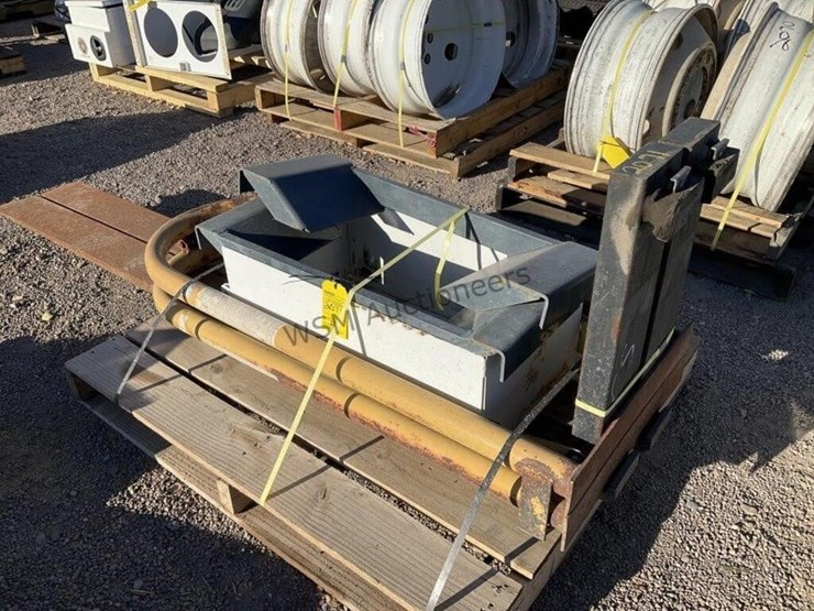 pallet-of-miscellaneous-image-1