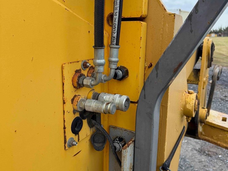 2005-volvo-g710b-image-15