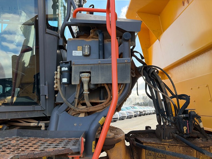 2017-volvo-a25g-image-3