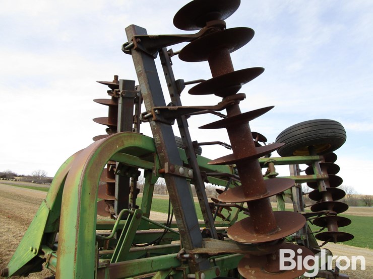 john-deere-335-image-15