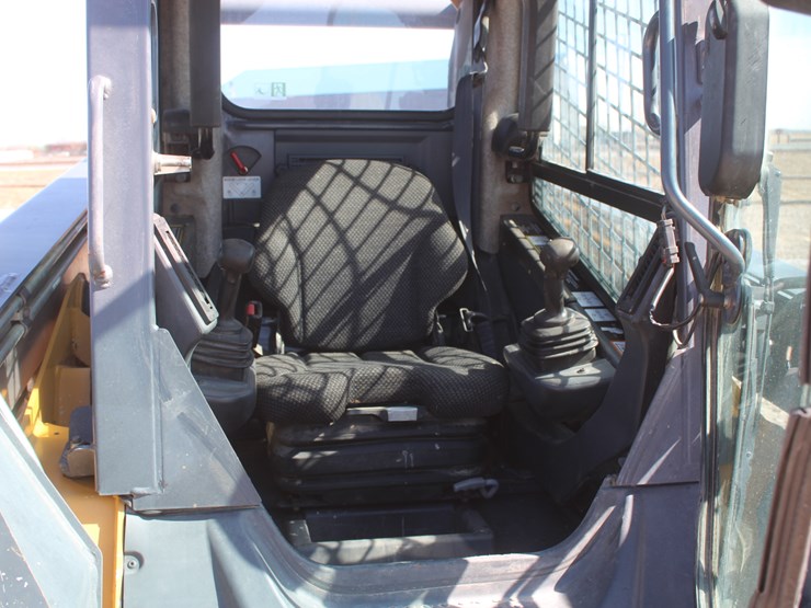 2011-deere-326d-image-18