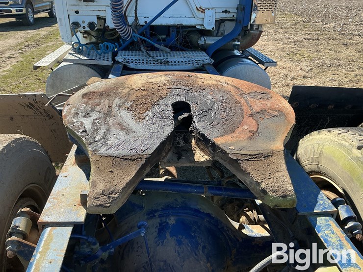 2001-freightliner-fl112-image-9