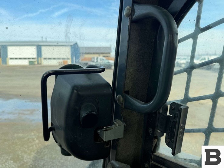 2010-john-deere-329d-image-37