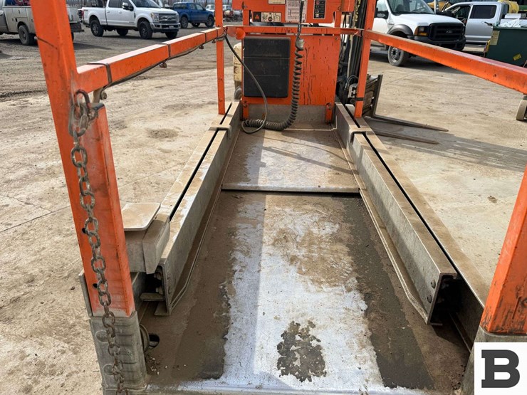 2011-jlg-1930es-image-15