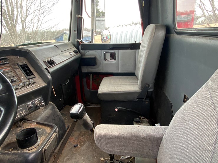 #1152-•-1994-white-gmc-tandem-axle-semi-(has-wi-title)-(non-runner)-(shawano,-wi)-image-29