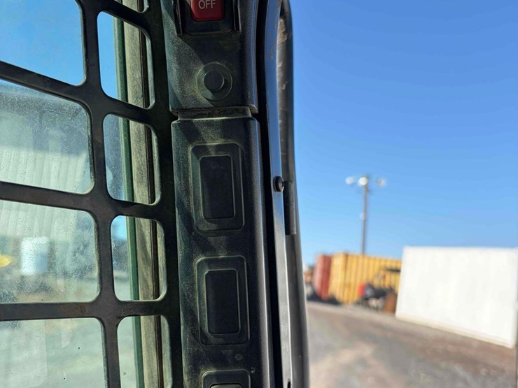 2011-bobcat-s770-image-14