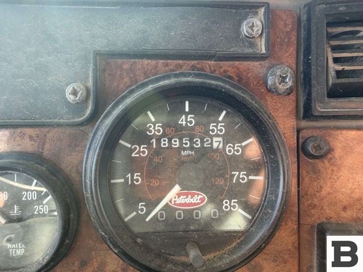 2001-peterbilt-330-image-45