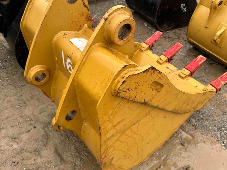 24"-cat-backhoe-bucket-image-4