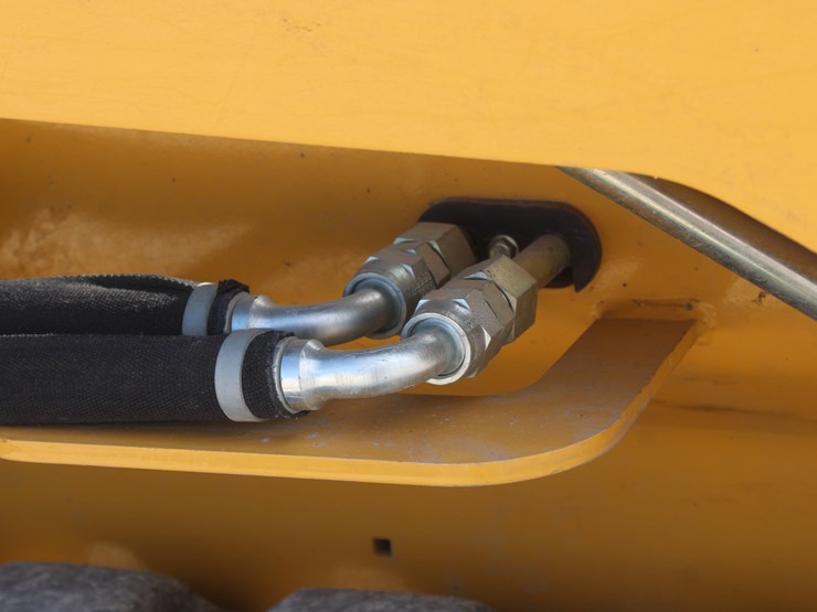 john-deere-325-image-44