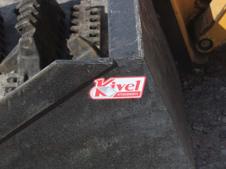 john-deere-325-image-12