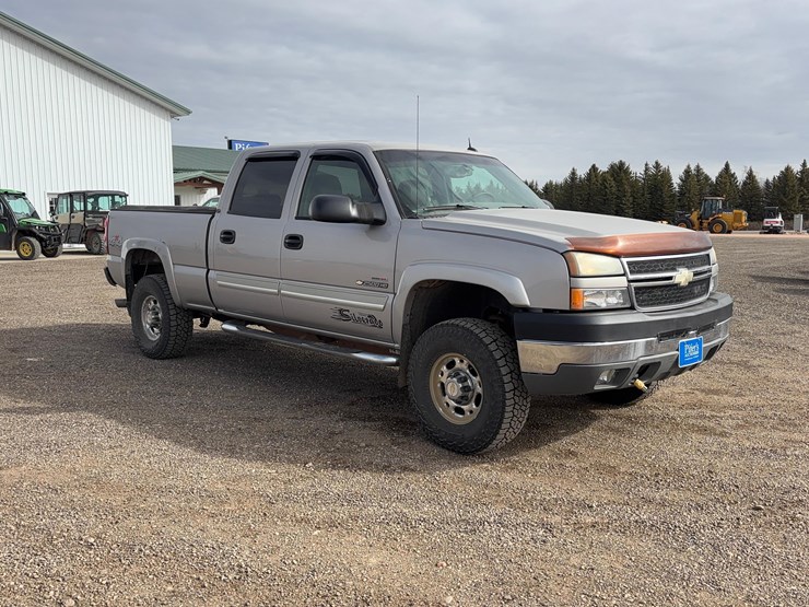 2004-chevrolet-k2500hd-pickup-image-3