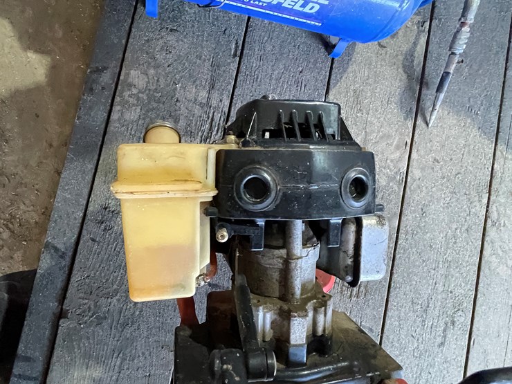 #7204-•-strike-master-ice-auger-image-13