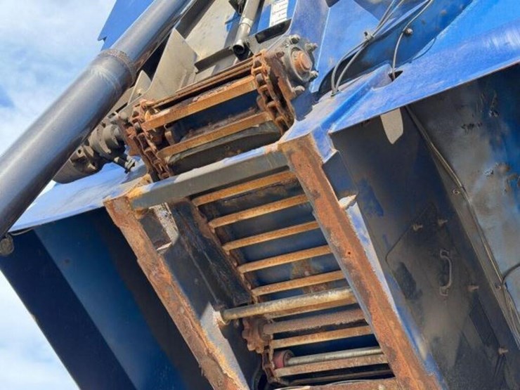 2013-freightliner-108sd-image-35