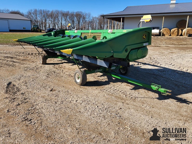 2022-john-deere-c8r-image-1