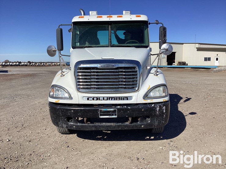 2006-freightliner-columbia-120-image-2