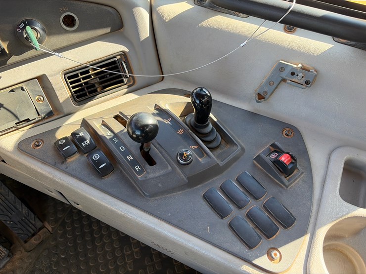 2017-volvo-a25g-image-16