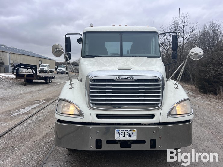 2004-freightliner-columbia-120-image-2