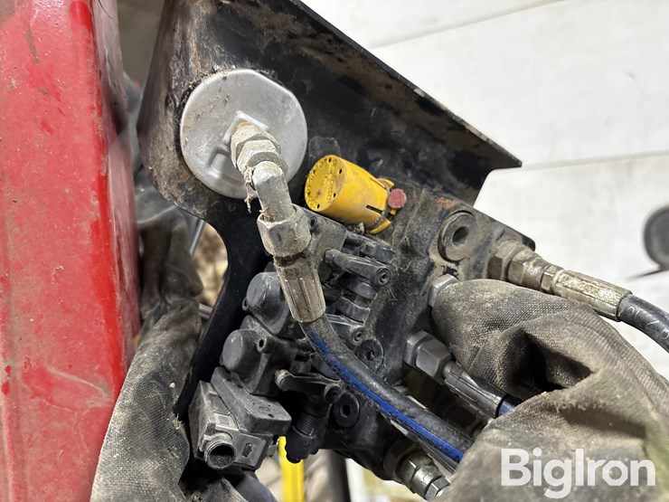 2011-massey-ferguson-265-image-16