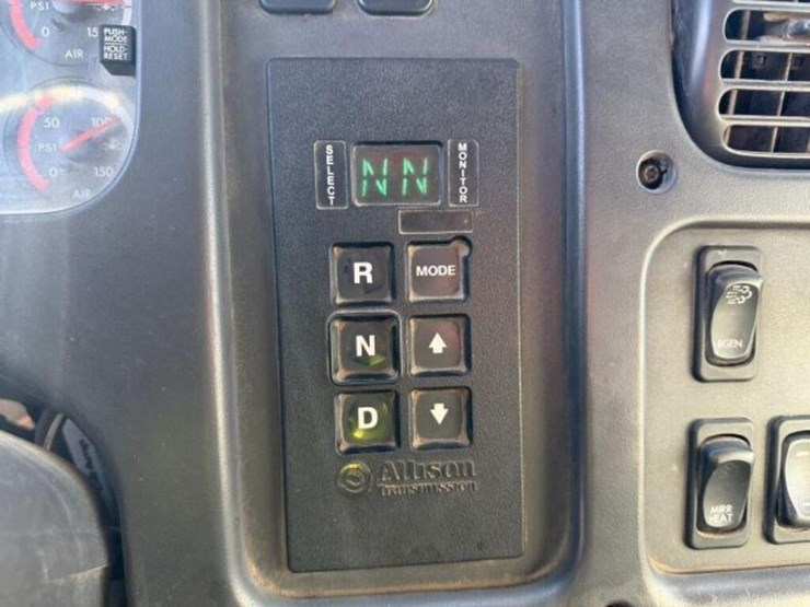 2013-freightliner-108sd-image-16