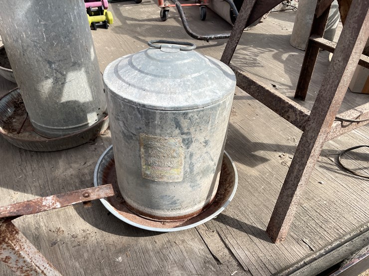 #7253-•-(3)-metal-feeders-and-(1)-waterer-image-10