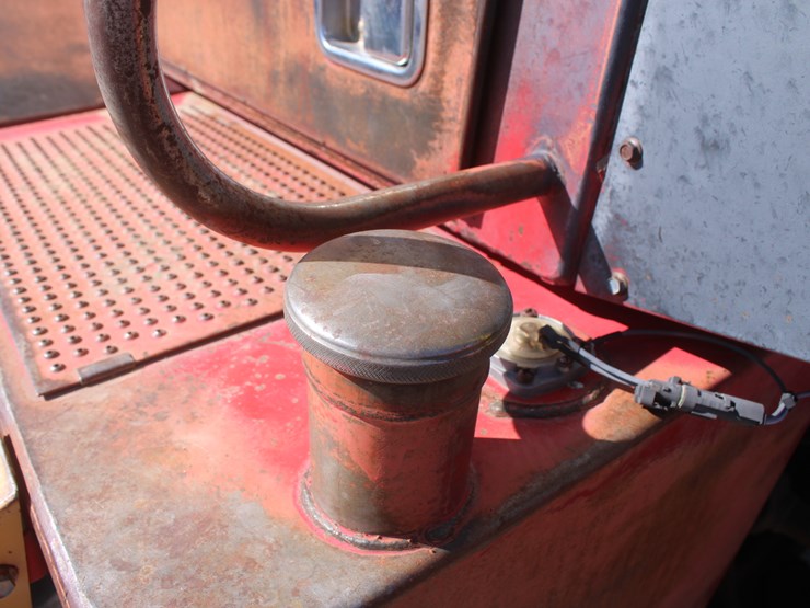 1980-versatile-875-image-31