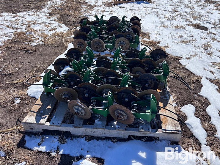 john-deere-rear-mount-disc-fertilizer-for-planter-image-8